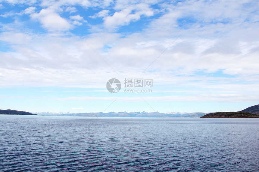 北极山脉和峡湾风景天空顶峰苔原石头爬坡晴天海洋岩石旅游图片