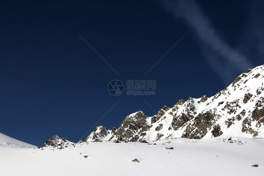 冬季山区高山荒野高度顶峰首脑风景全景蓝色晴天岩石图片