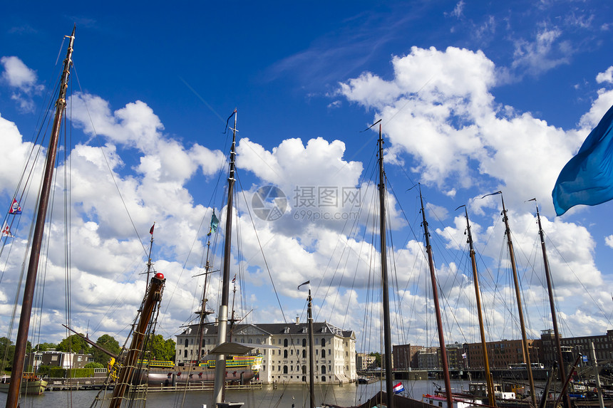 许多停泊在阿姆斯特丹岸边的船只血管桅杆倾倒生活房子码头航海窗户运输海滨图片