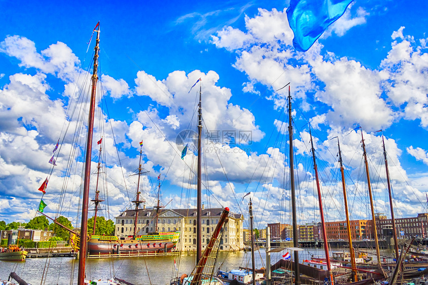 许多停泊在阿姆斯特丹岸边的船只运输倾倒生活血管窗户房子桅杆航海海滨码头图片
