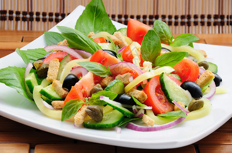黄瓜块蔬菜沙拉加巴西产品健康饮食自助餐餐饮黄瓜盘子维生素洋葱装饰面包块背景
