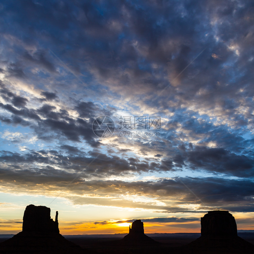 古迹谷地日出地平线土地纪念碑红色国家公园日落沙漠蓝色岩石图片