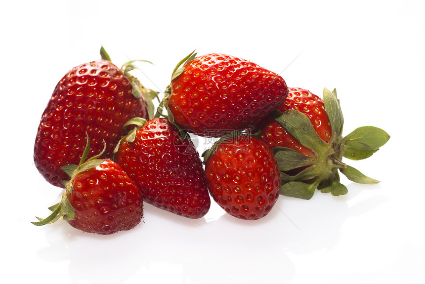 草莓在白色和白色之间被隔绝甜点树叶养分饮食花园果味浆果食物团体果实图片
