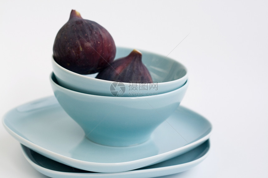 白背景的蓝色盘子上的无花果白色早餐小吃水果饮食陶瓷美食浆果食物餐具图片