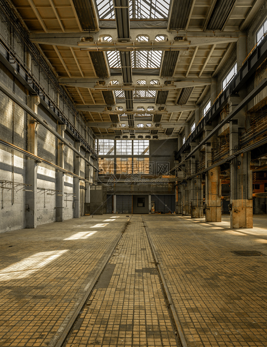 旧工厂的工业内地废墟黑色房间植物房子仓库车库大厅建筑城市图片