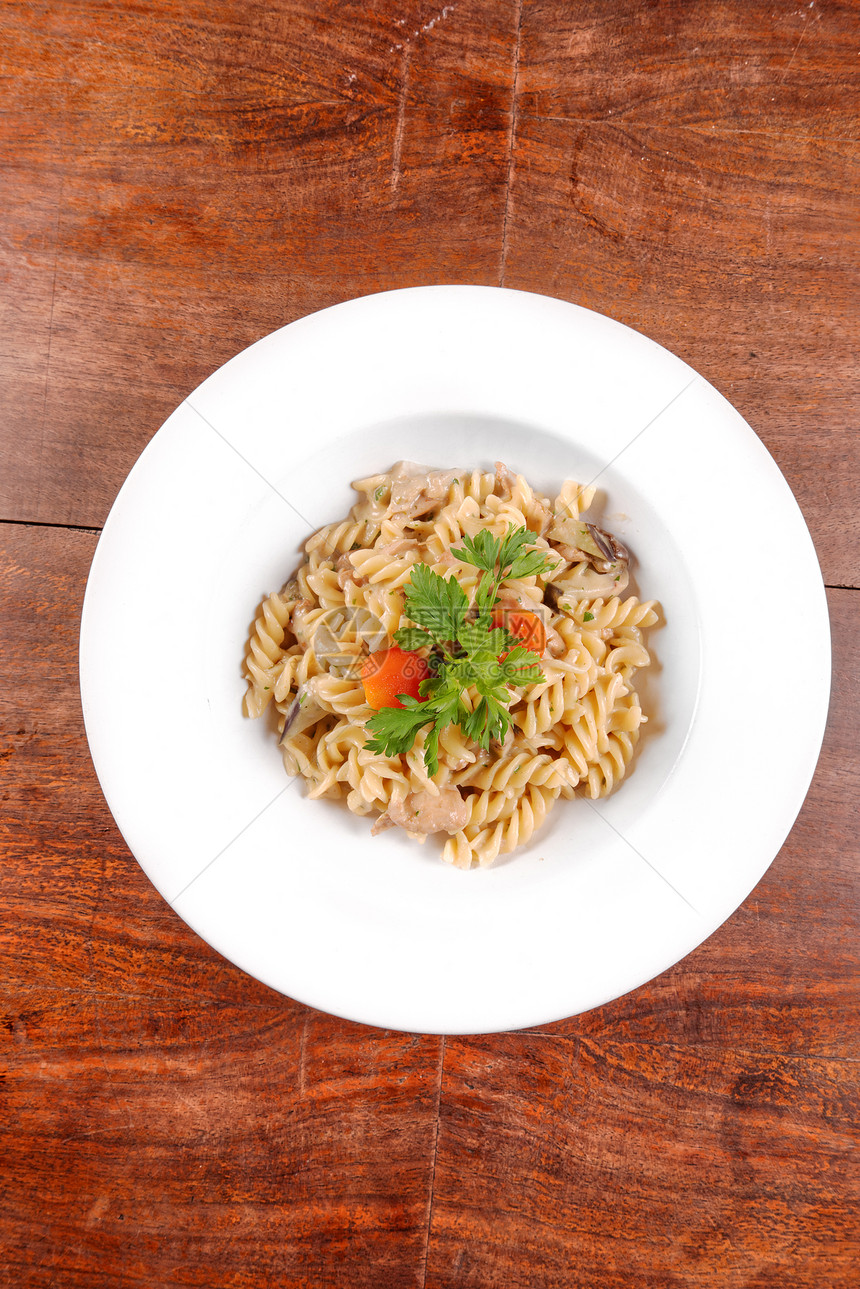 白盘上美味的意大利面服务蔬菜美食餐厅饮食午餐香蒜营养木头食物图片