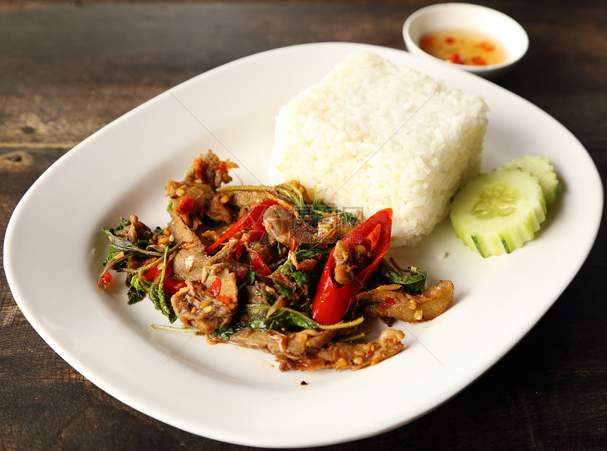 新鲜的泰国式食物菜盘子 炸猪肉和甜贝西午餐胡椒茉莉花牛肉农业香料烹饪叶子厨房美食图片