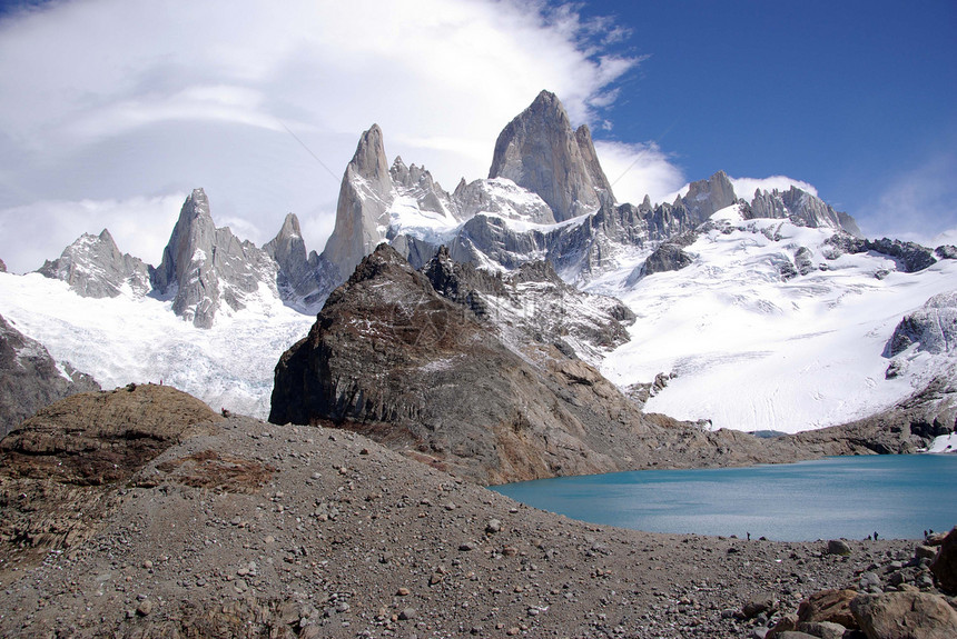 阿根廷菲茨罗伊山登山风景顶峰冰川荒野岩石石头波峰池塘地质学图片