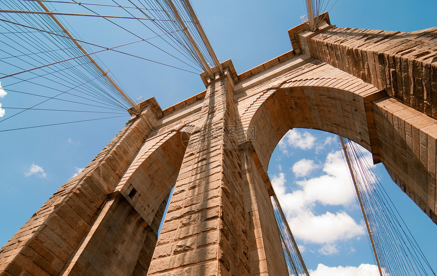 布鲁克林大桥的强大结构 位于比奥提福的皮隆中心景观石头金属蓝色天空天际城市车道游客建筑学图片