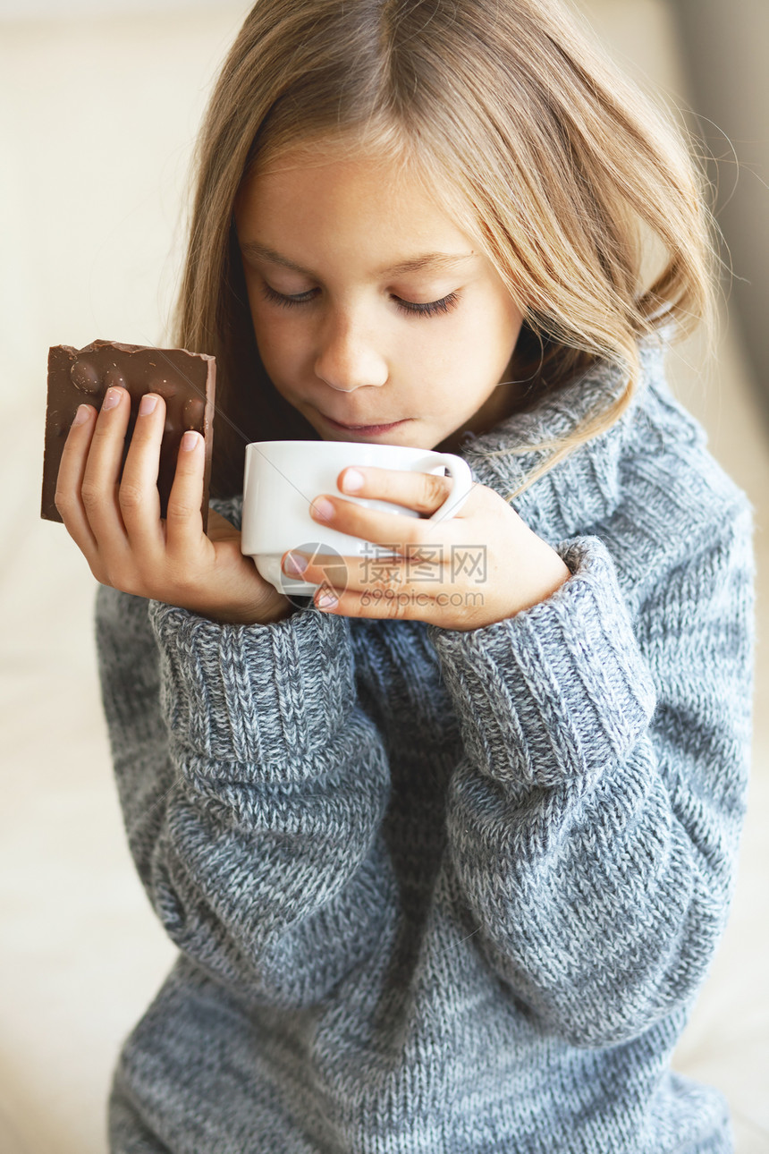 儿童喝茶茶巧克力杯子孩子咖啡房子羊毛毛衣糖果童年情绪图片
