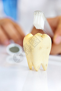 牙科牙医卫生概念白色口镜牙镜手指磨牙药品牙刷健康口服医疗背景图片
