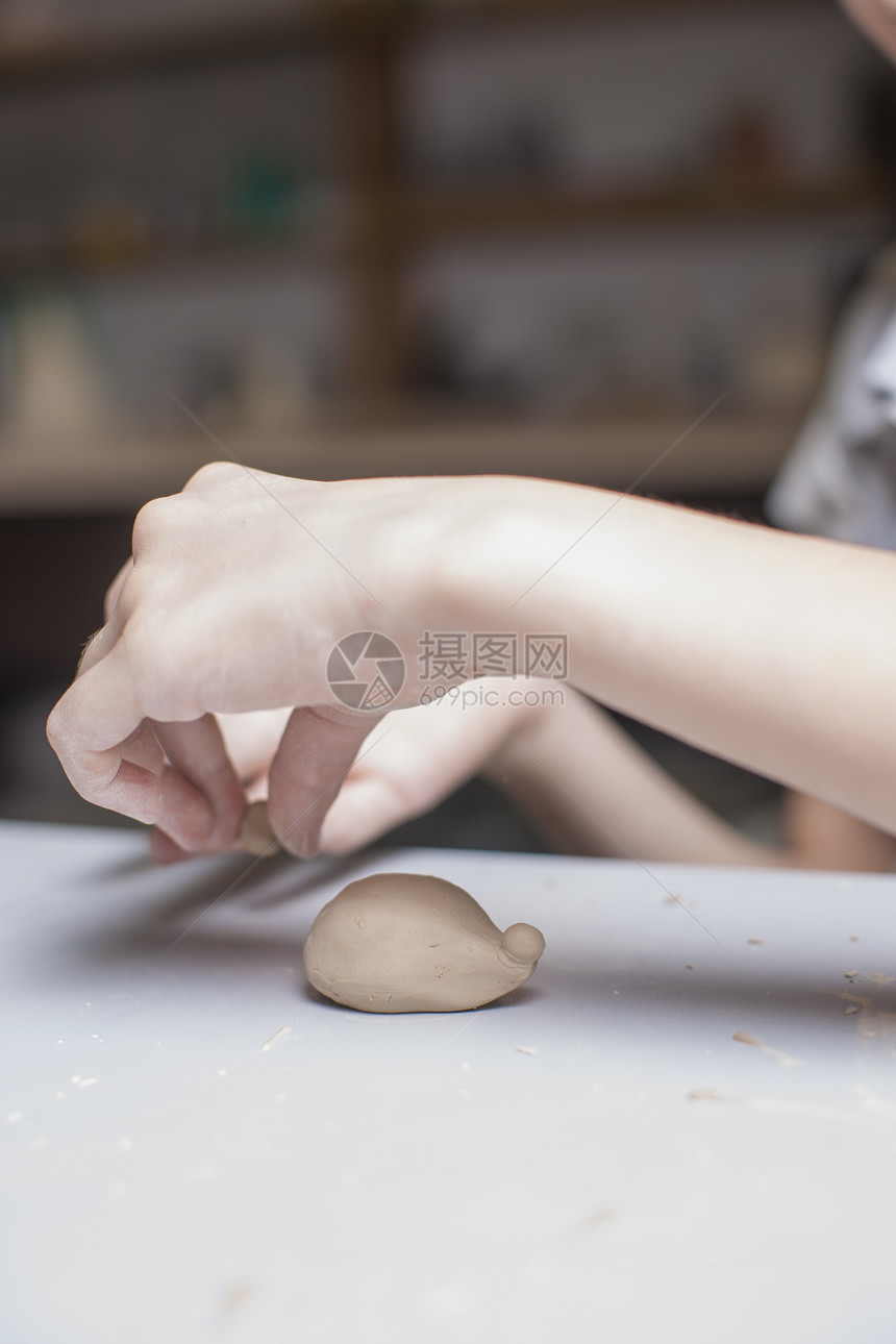 女孩用泥土做玩具制品学习手工陶器工匠艺术家黏土车轮文化工艺图片