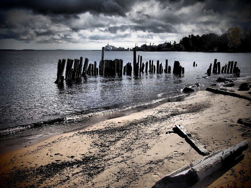 湖中的旧堆积物反射丘陵蓝色码头海滩运输全景旅行晴天木头图片
