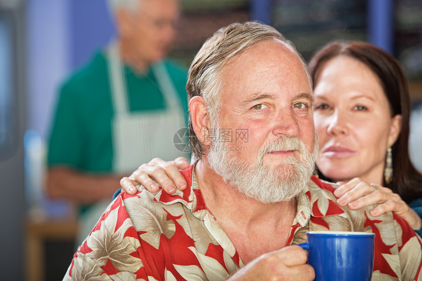 咖啡厅有吸引力的一对中年胡须男性长老妻子肩膀感情女士拥抱女性图片