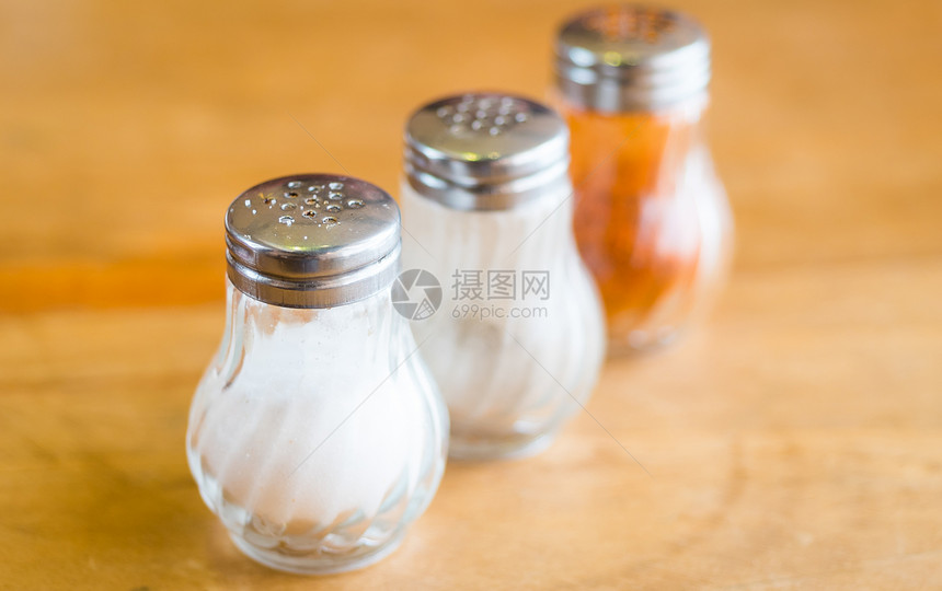 和在木桌上的摇摇玻璃瓶中的胡椒白色味道桌子木头早餐不锈钢食物厨房玻璃餐厅图片