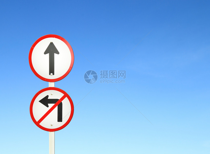 向前走 前进的标志 不要转左的标志空白驾驶安全蓝色街道警告剪裁天空白色路标图片