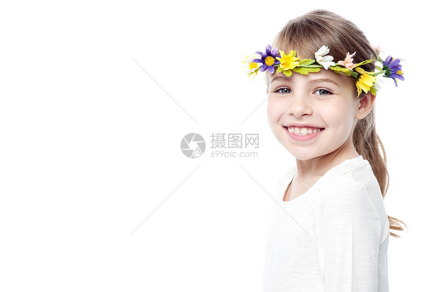 带着花花圈微笑的年轻女孩图片
