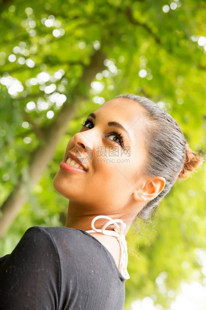 公园里的年轻女孩快乐森林女士环境男人头发裙子女性成人生态图片