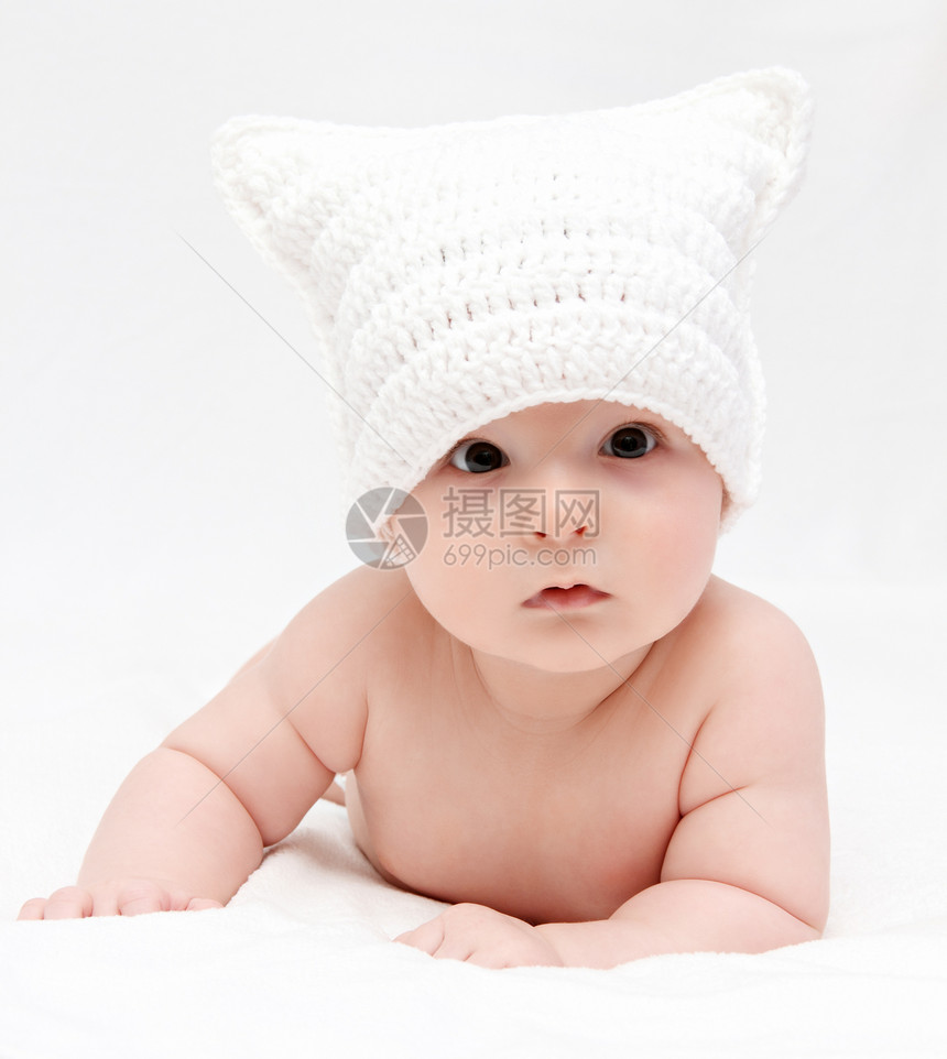 穿着白帽子的婴儿睡在床上说谎帽子羊毛皮肤男性毯子童年青年男生温泉图片