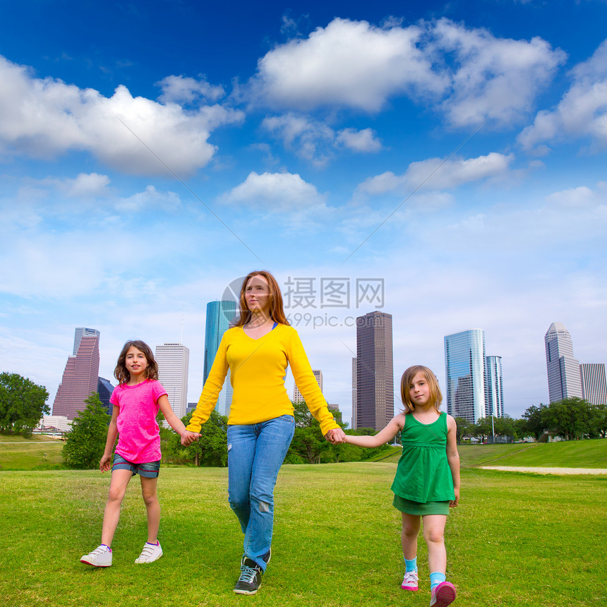母亲和女儿们在城市天线上举手走路蓝色建筑学地标商业办公室家庭孩子们建筑物公园旅行图片