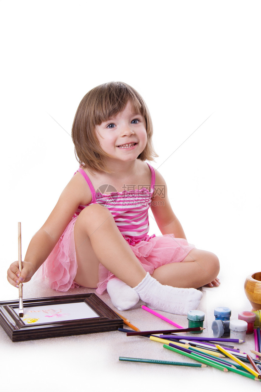 3岁女孩在微笑时用涂漆绘画图片