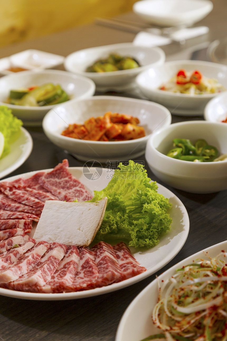 韩语食品烹饪美食蔬菜盘子红色饮食白色食物烧烤牛肉图片