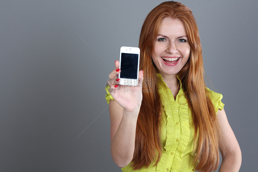 美丽的年轻女子电话微笑红发成人广告工作室女士女孩技术展示图片