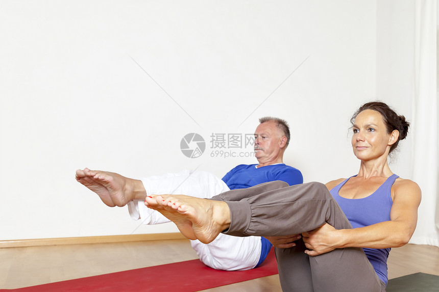 瑜伽演习女性健身房俱乐部老年团体专注训练课程身体体操图片