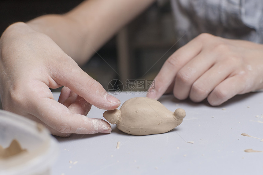 女孩用泥土做玩具雕塑家创造力艺术学习拇指手工黏土商业文化女性图片