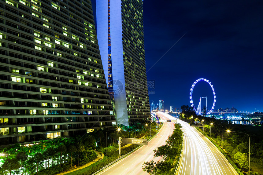 新加坡夜间的天线轨迹车轮交通摩天大楼天空城市天际景观传单红绿灯图片