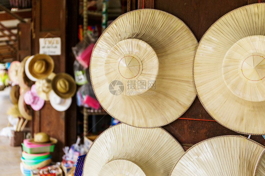出售的威克帽子制品手工业编织村庄木篮市场稻草手工柳条篮子图片