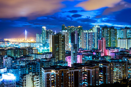 晚上在香港市区市中心风景吊桥高清图片素材