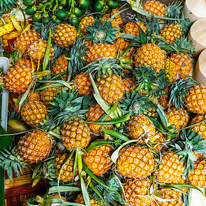 新鲜水果市场中的新鲜菠萝背景图片