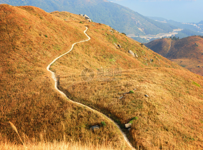 山区之路稻草杂草天空远足小路人行道高地芦苇石头岩石图片