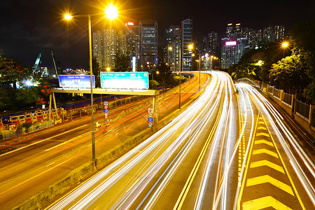 晚上在高速公路上繁忙交通天际景观视角夜景天空轨迹运动通道城市灯光天际线高清图片素材