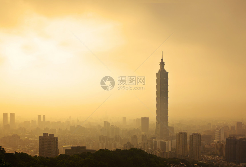 台北台湾晚夜天际市容建筑景观夕阳日落地标金融城市摩天大楼金色图片