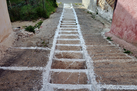 斜坡小巷白漆的台阶高清图片