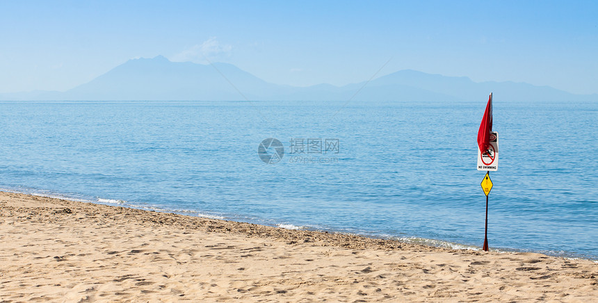 有水母警告标志的荒沙海滩图片