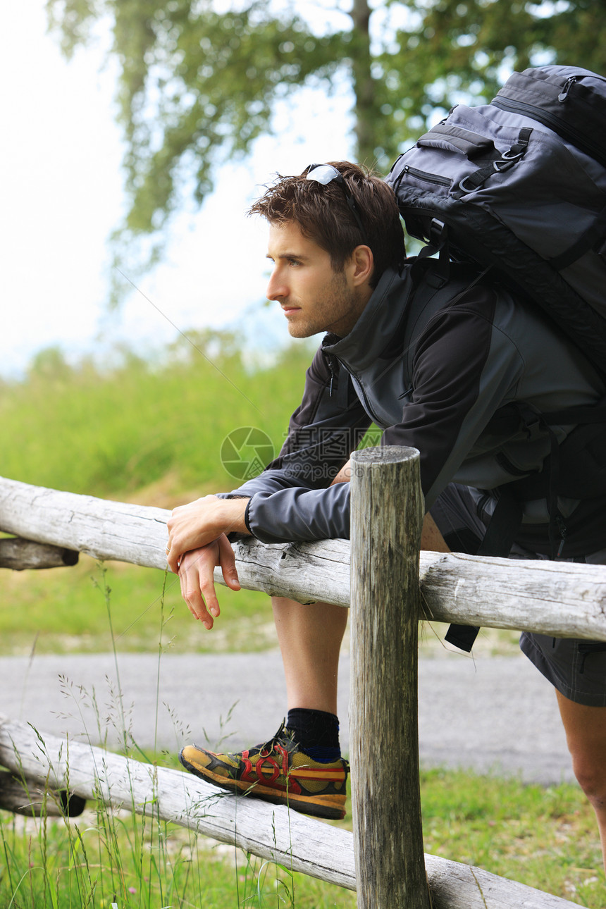 男人休息运动思维服装风光生活方式年轻人休闲活动背包田园图片