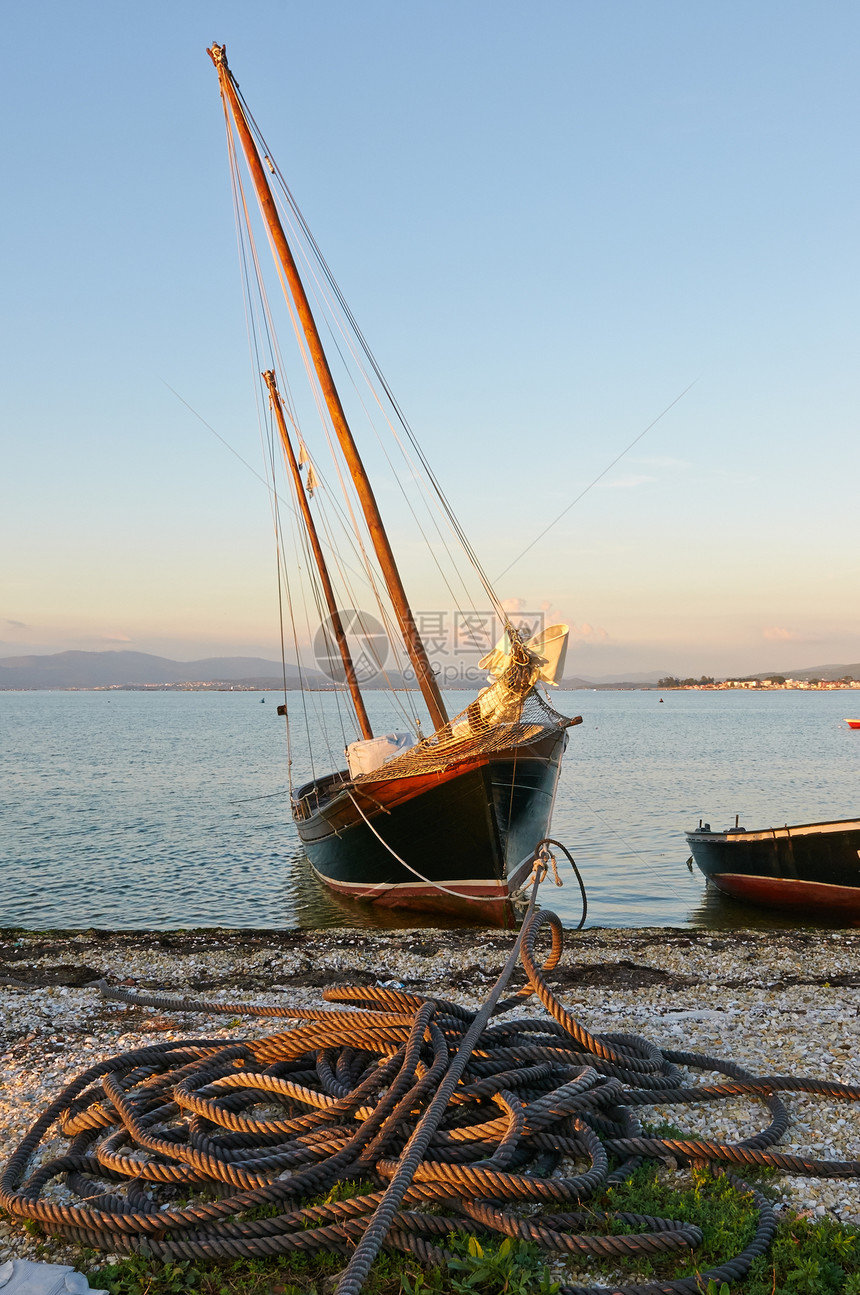 传统的加利西亚捕鱼船海滩海滨钓鱼海洋海岸渔夫木头图片