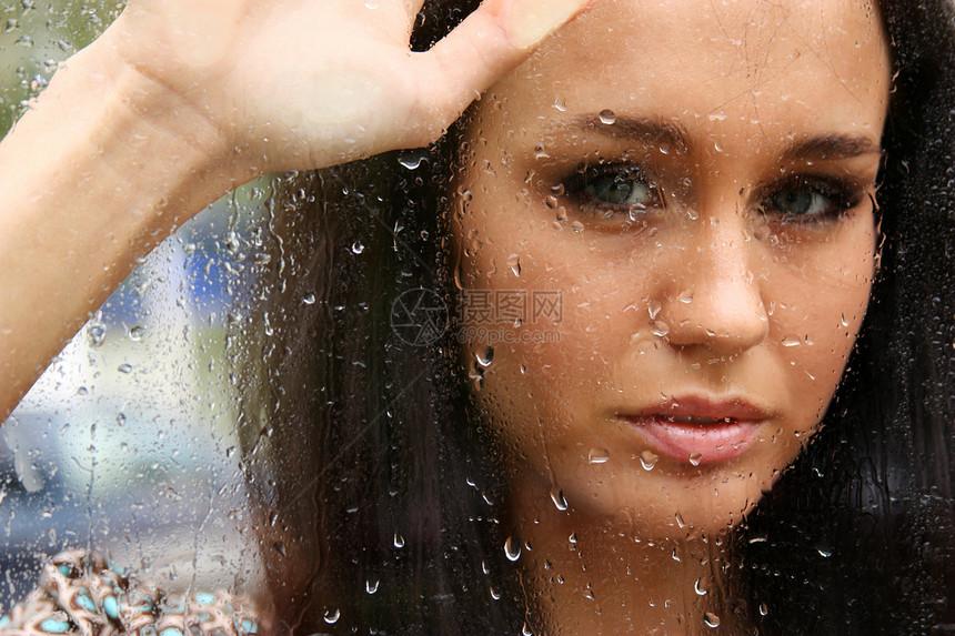 雨后窗边一个年轻女子的肖像眼泪记忆街道窗户棕榈太阳女士眼睛手指女孩图片
