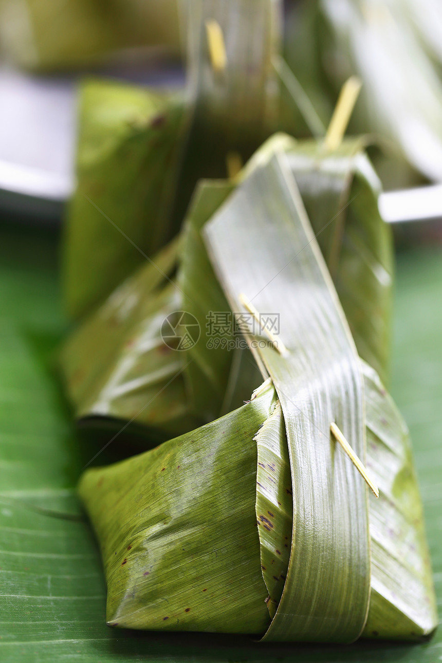 包在香蕉叶上的甜食蒸汽食物小吃甜点蛋糕香蕉烹饪椰子叶子文化图片