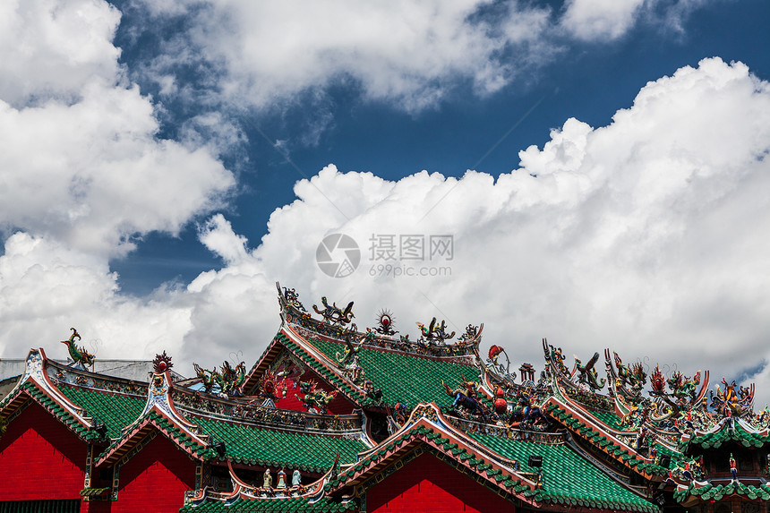 中国寺庙屋顶和戏剧性云雾图片