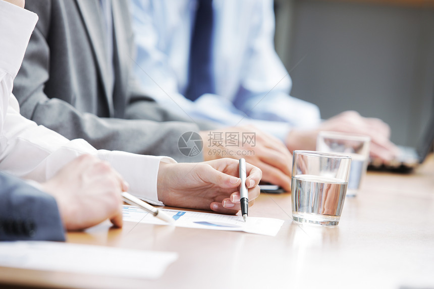 商务会议协议想法阅读战略阶层会议室检查办公室会议桌文档图片
