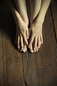 手脚女孩棕色女子地面人类双手木地板女性寂寞木头高清图片