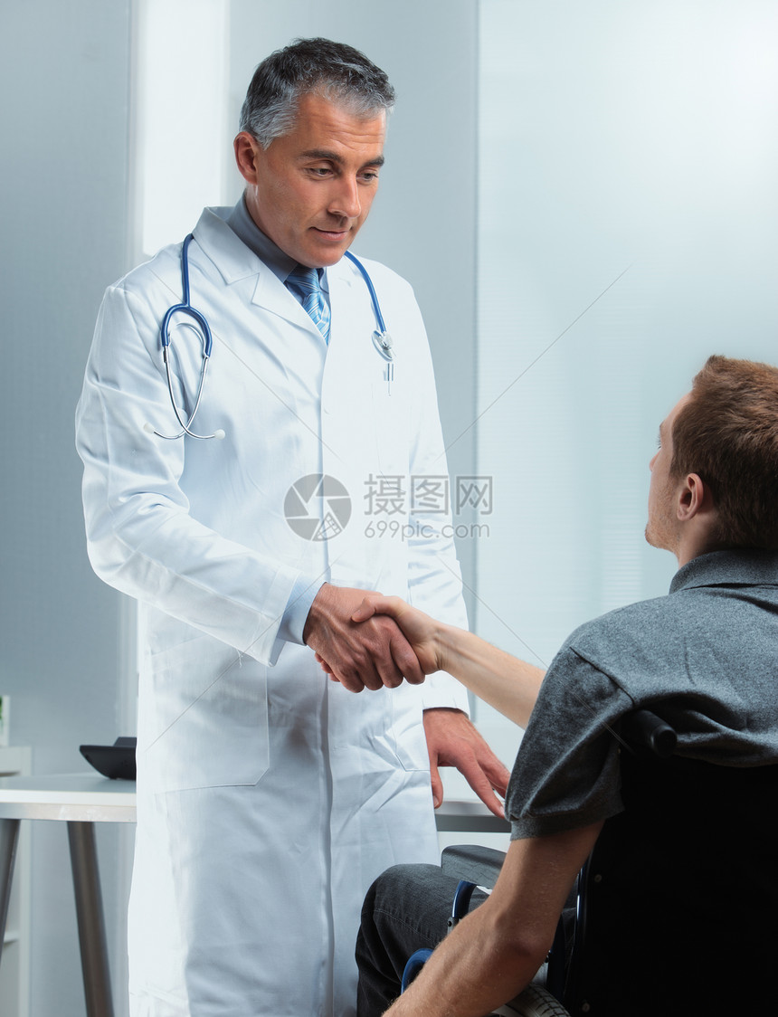 成功的医疗年轻人服务男人放射科疾病诊所考试两个人残疾人职业图片
