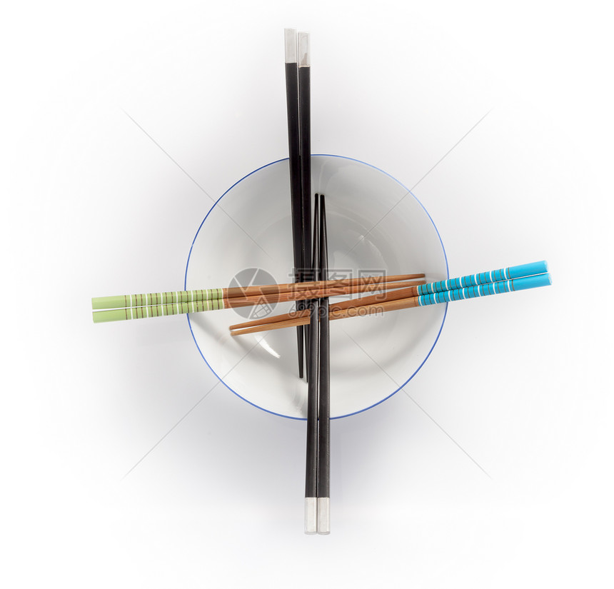空碗中的筷子 在白色背景上被孤立蓝色餐具绿色图片