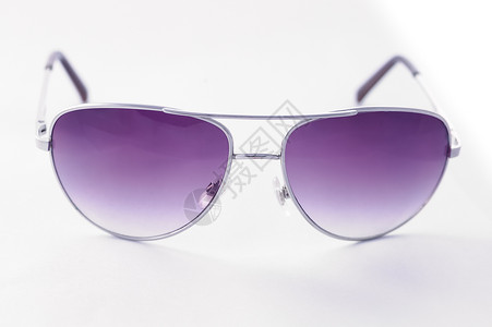 白色背景的太阳镜被孤立在白面上坡度眼镜紫色飞行员背景图片