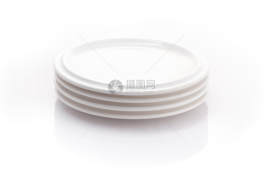白色背景上孤立的堆叠板块盘子餐具图片