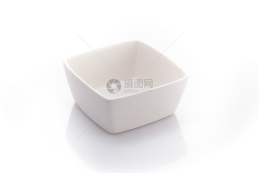 在白色背景中孤立的白方瓷瓷碗图片